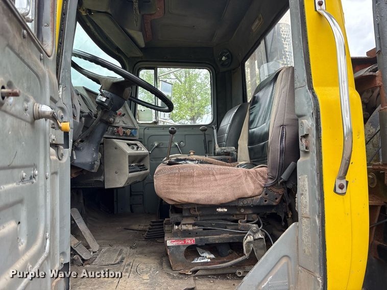 image for item DY0526 1989 Mack R690ST winch truck