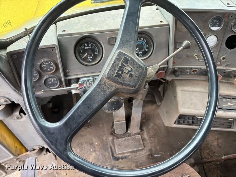 image for item DY0526 1989 Mack R690ST winch truck