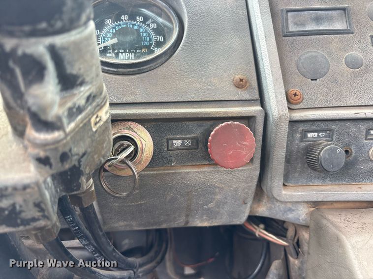 image for item DY0526 1989 Mack R690ST winch truck