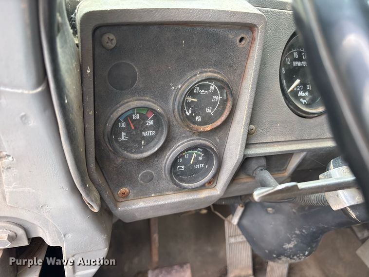 image for item DY0526 1989 Mack R690ST winch truck