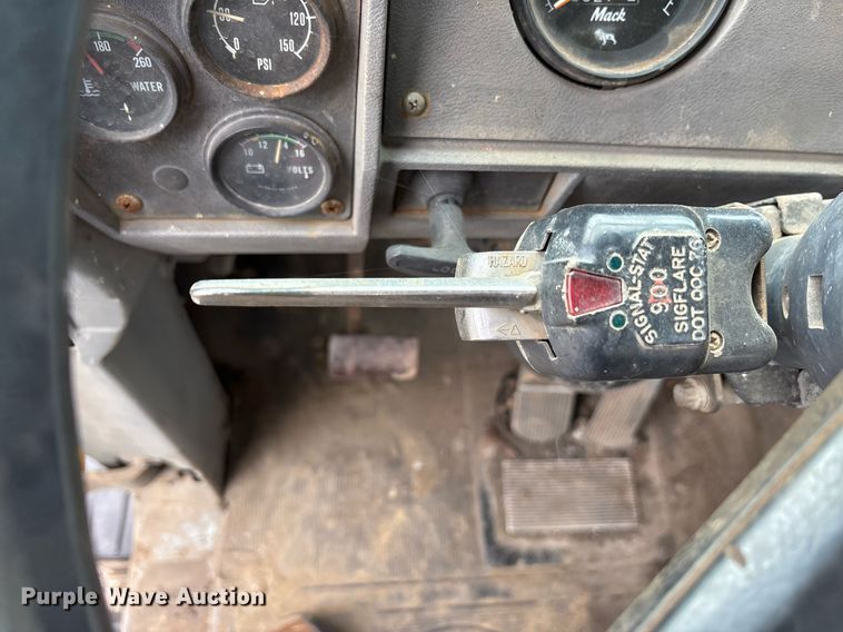 image for item DY0526 1989 Mack R690ST winch truck