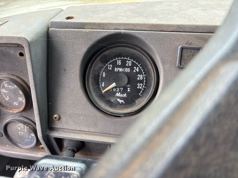 image for item DY0526 1989 Mack R690ST winch truck