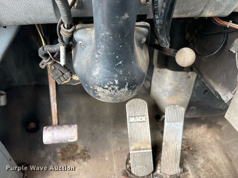 image for item DY0526 1989 Mack R690ST winch truck