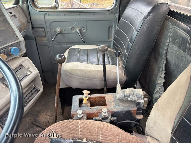 image for item DY0526 1989 Mack R690ST winch truck