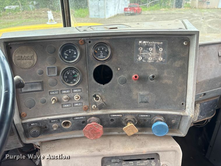 image for item DY0526 1989 Mack R690ST winch truck