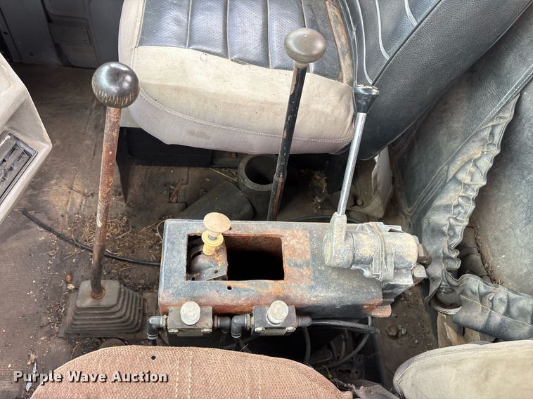 image for item DY0526 1989 Mack R690ST winch truck