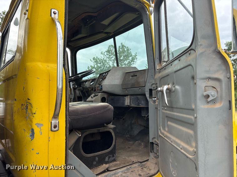 image for item DY0526 1989 Mack R690ST winch truck