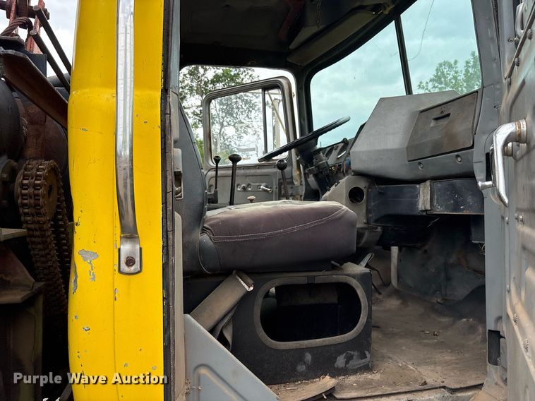 image for item DY0526 1989 Mack R690ST winch truck