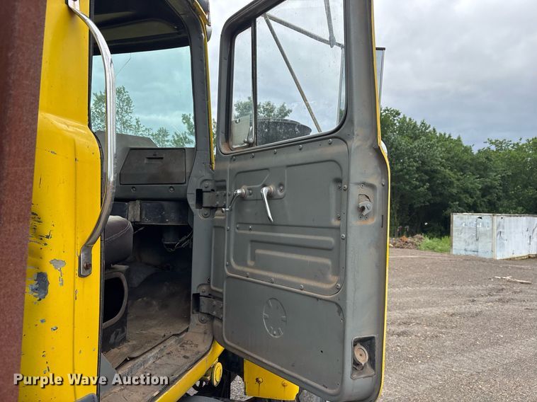 image for item DY0526 1989 Mack R690ST winch truck