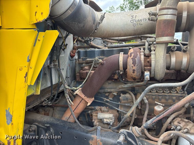 image for item DY0526 1989 Mack R690ST winch truck