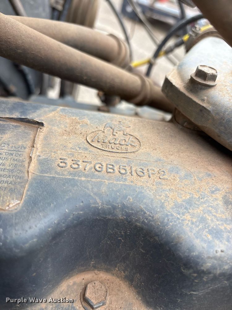 image for item DY0526 1989 Mack R690ST winch truck