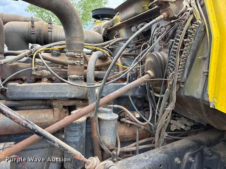 image for item DY0526 1989 Mack R690ST winch truck