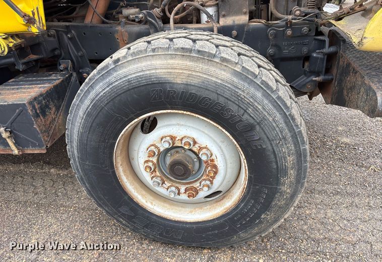 image for item DY0526 1989 Mack R690ST winch truck