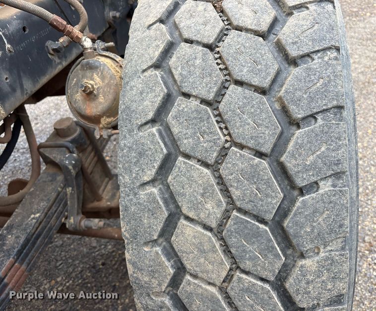 image for item DY0526 1989 Mack R690ST winch truck