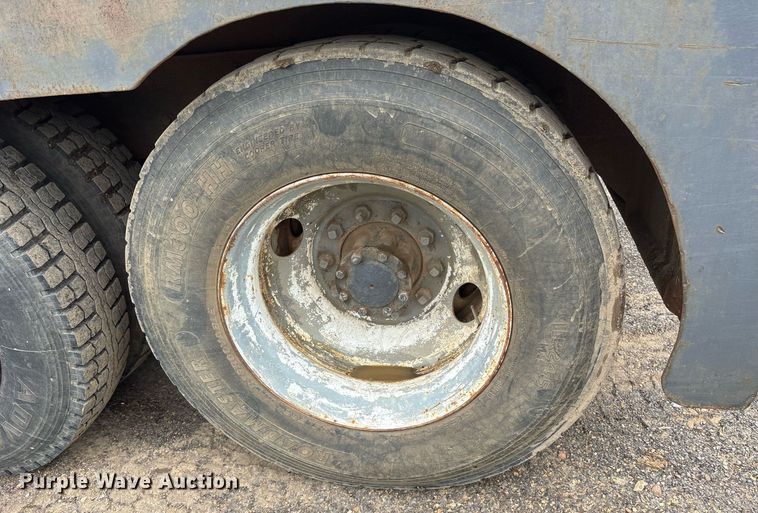 image for item DY0526 1989 Mack R690ST winch truck