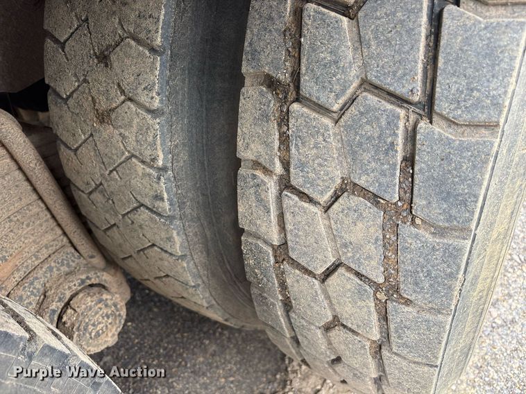 image for item DY0526 1989 Mack R690ST winch truck