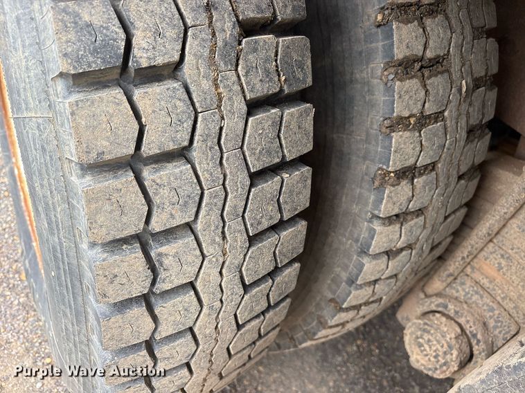 image for item DY0526 1989 Mack R690ST winch truck