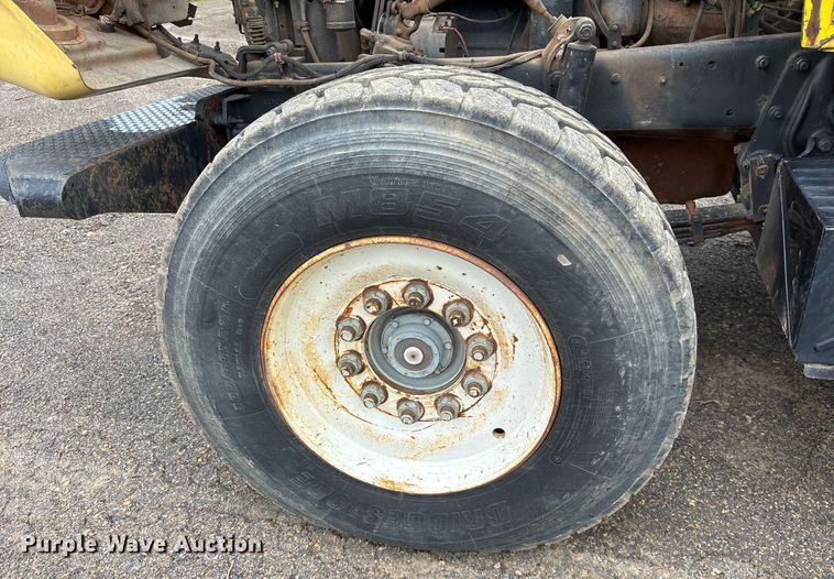 image for item DY0526 1989 Mack R690ST winch truck