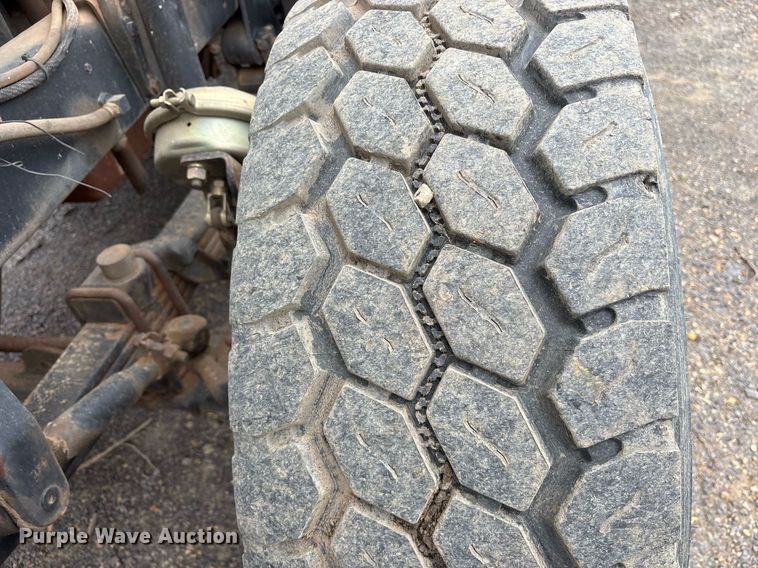 image for item DY0526 1989 Mack R690ST winch truck