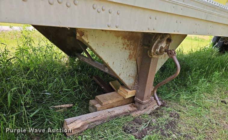 image for item EB8105 1986 Trailmobile 01HA-1SAL dry van trailer