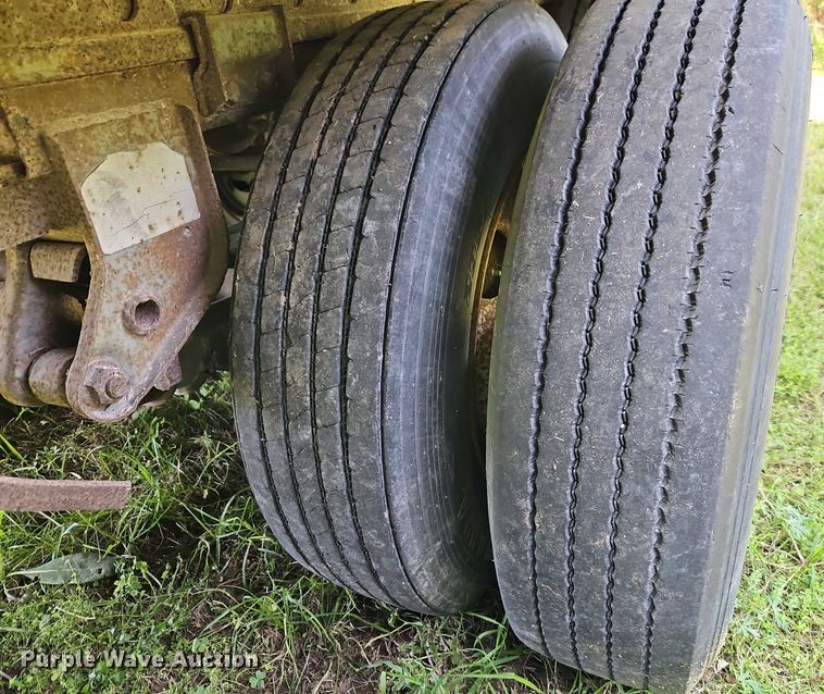 image for item EB8105 1986 Trailmobile 01HA-1SAL dry van trailer