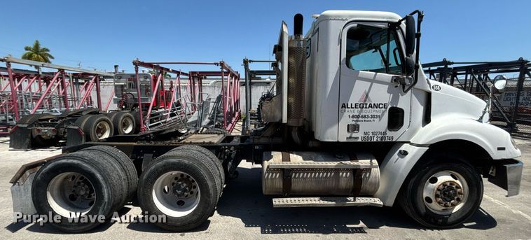 image for item EC3578 2006 Freightliner CL112 semi truck