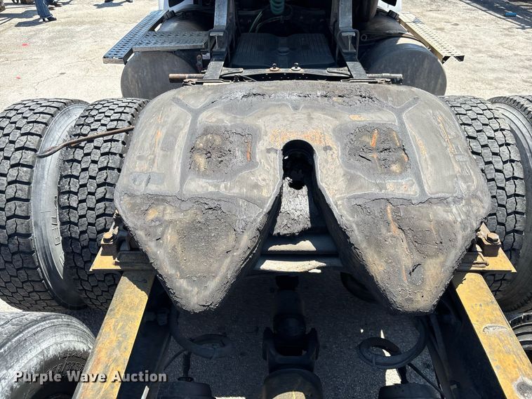 image for item EC3578 2006 Freightliner CL112 semi truck