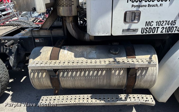 image for item EC3578 2006 Freightliner CL112 semi truck