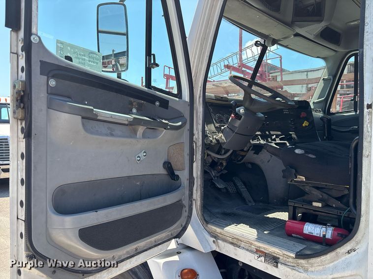 image for item EC3578 2006 Freightliner CL112 semi truck