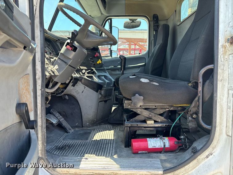 image for item EC3578 2006 Freightliner CL112 semi truck