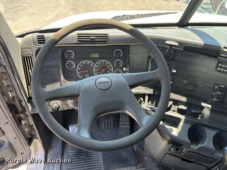 image for item EC3578 2006 Freightliner CL112 semi truck