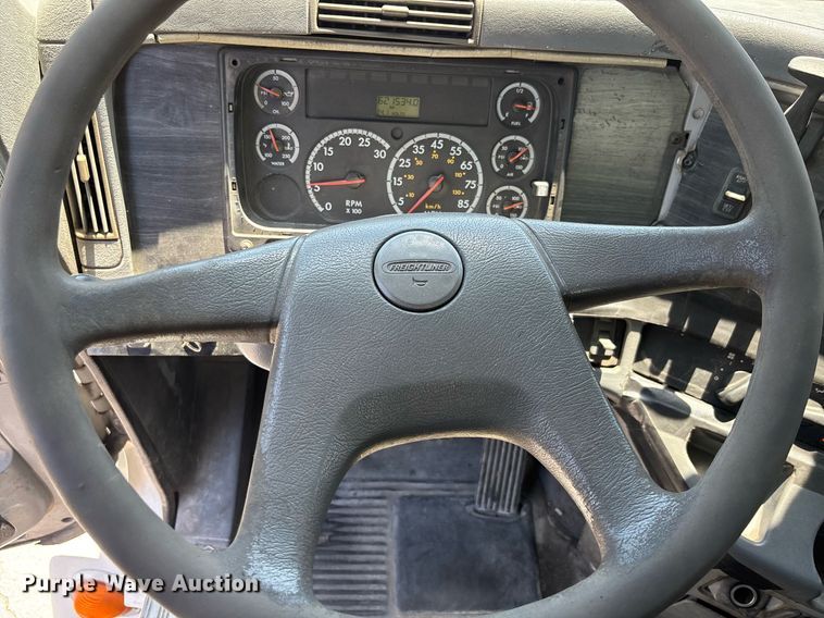 image for item EC3578 2006 Freightliner CL112 semi truck