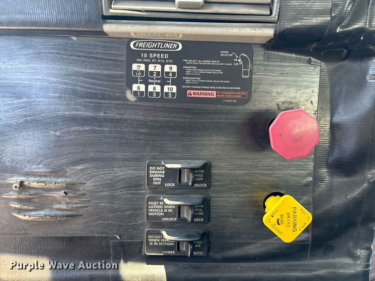 image for item EC3578 2006 Freightliner CL112 semi truck