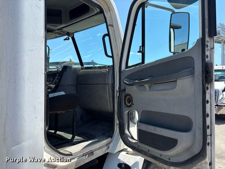 image for item EC3578 2006 Freightliner CL112 semi truck