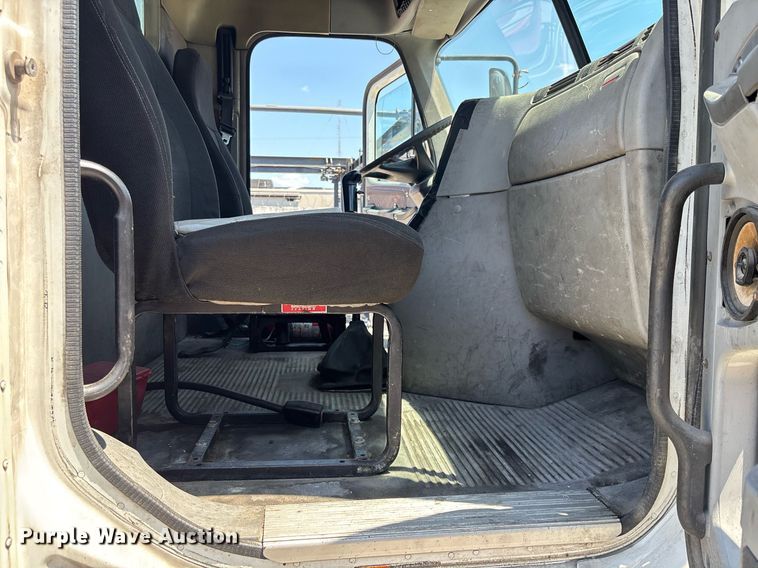 image for item EC3578 2006 Freightliner CL112 semi truck