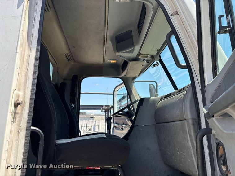 image for item EC3578 2006 Freightliner CL112 semi truck