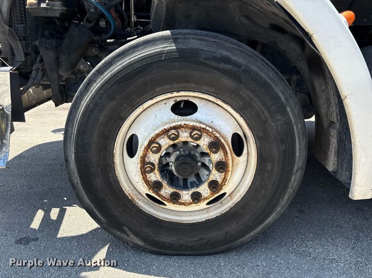 image for item EC3578 2006 Freightliner CL112 semi truck