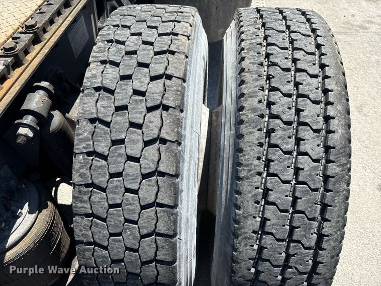 image for item EC3578 2006 Freightliner CL112 semi truck