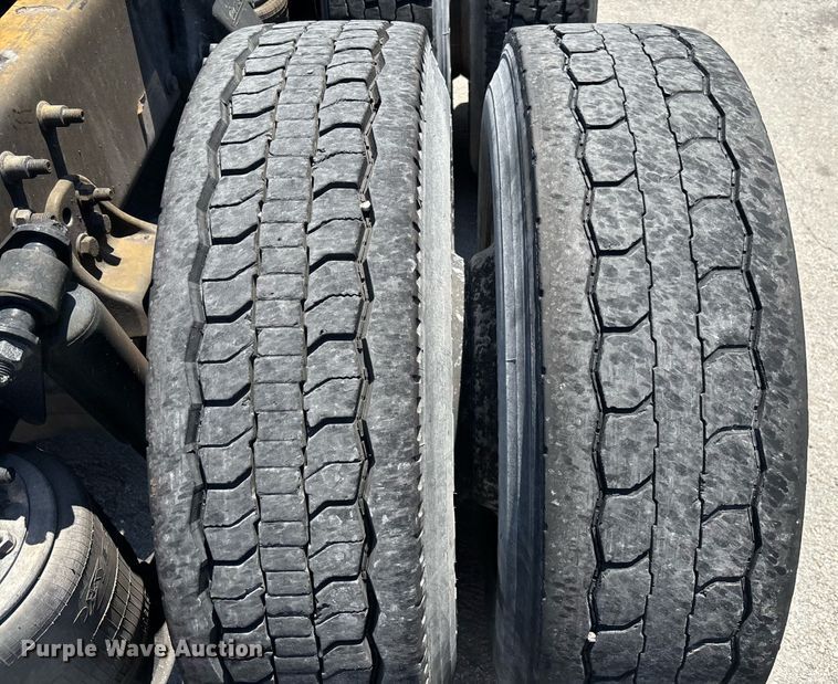 image for item EC3578 2006 Freightliner CL112 semi truck