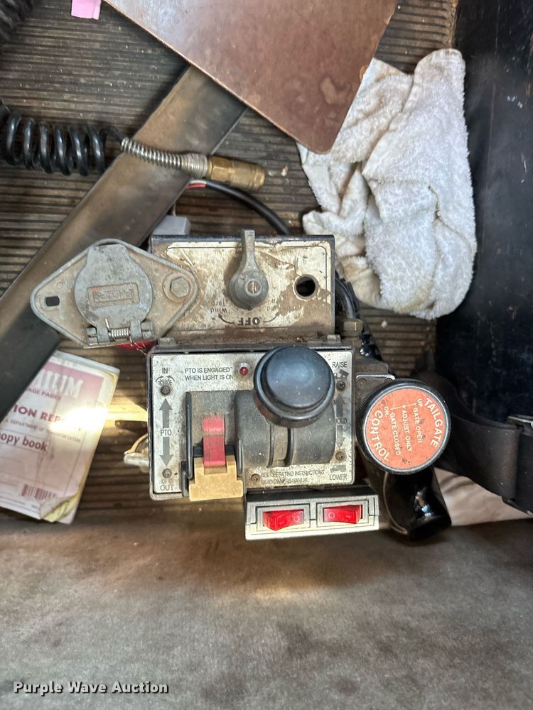 image for item EC3597 2004 Kenworth W900B semi truck