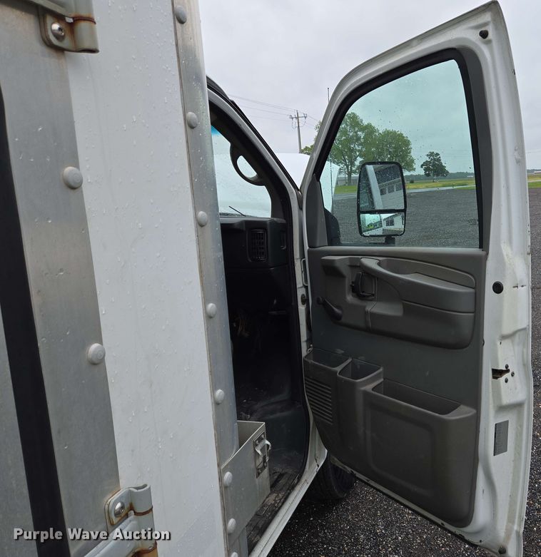 image for item EC4246 2011 Chevrolet Express 3500 box truck