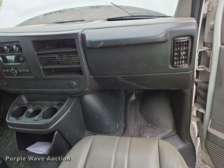 image for item EC4246 2011 Chevrolet Express 3500 box truck