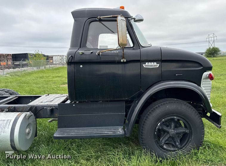 image for item EC7971 1966 Ford N750 truck cab and chassis