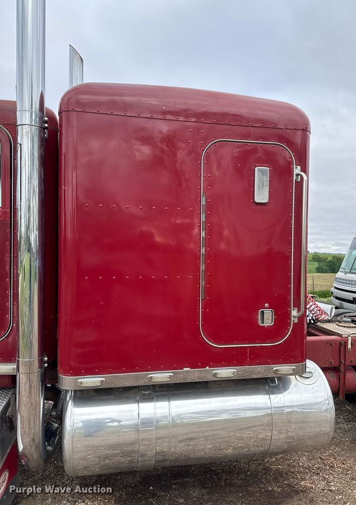 image for item EC7983 1981 Peterbilt 359 semi truck