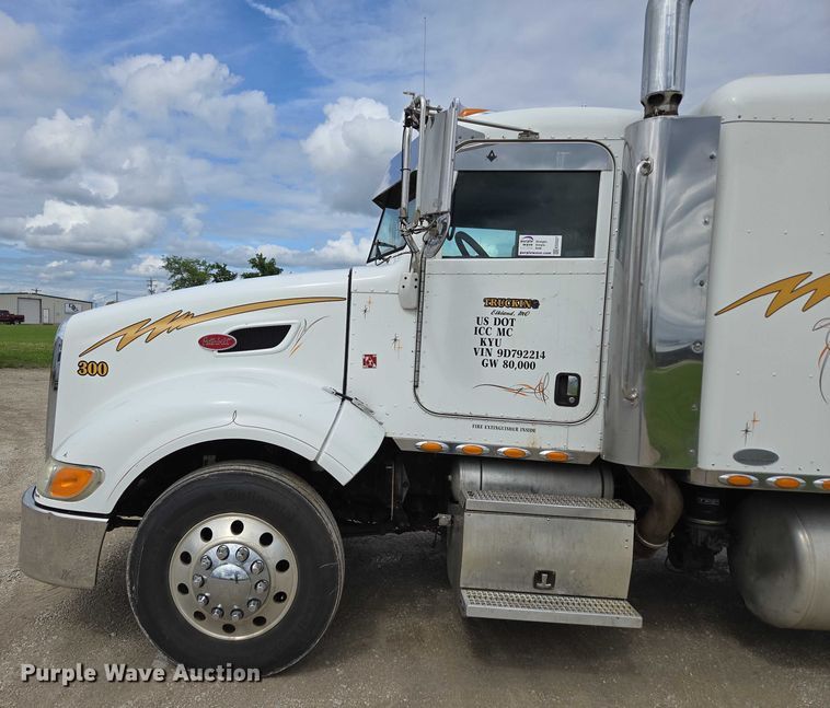 image for item ED2027 2009 Peterbilt 386 semi truck