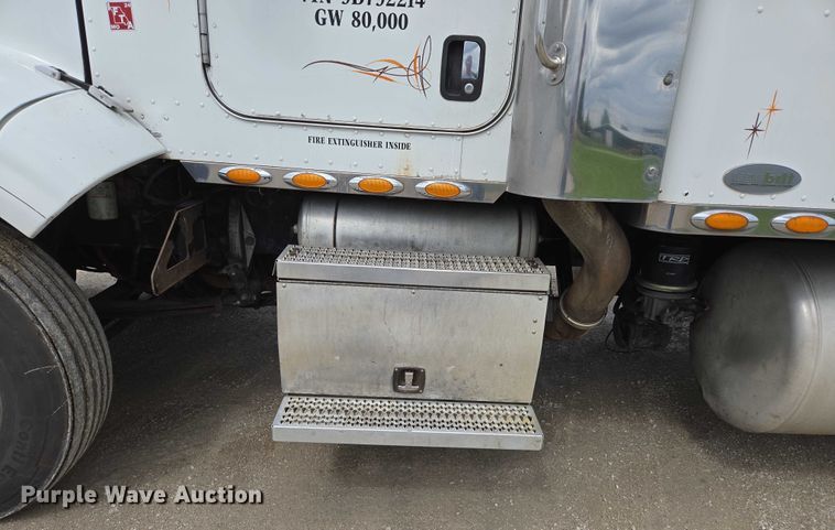 image for item ED2027 2009 Peterbilt 386 semi truck