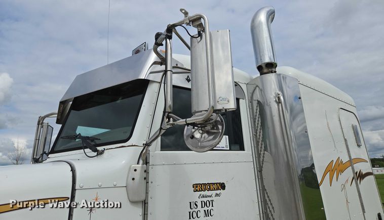 image for item ED2027 2009 Peterbilt 386 semi truck