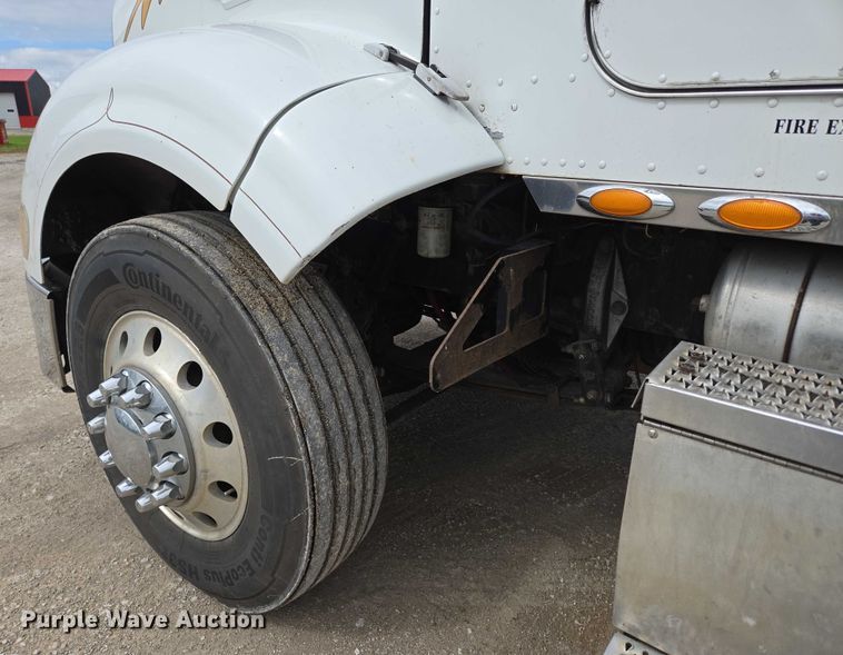 image for item ED2027 2009 Peterbilt 386 semi truck