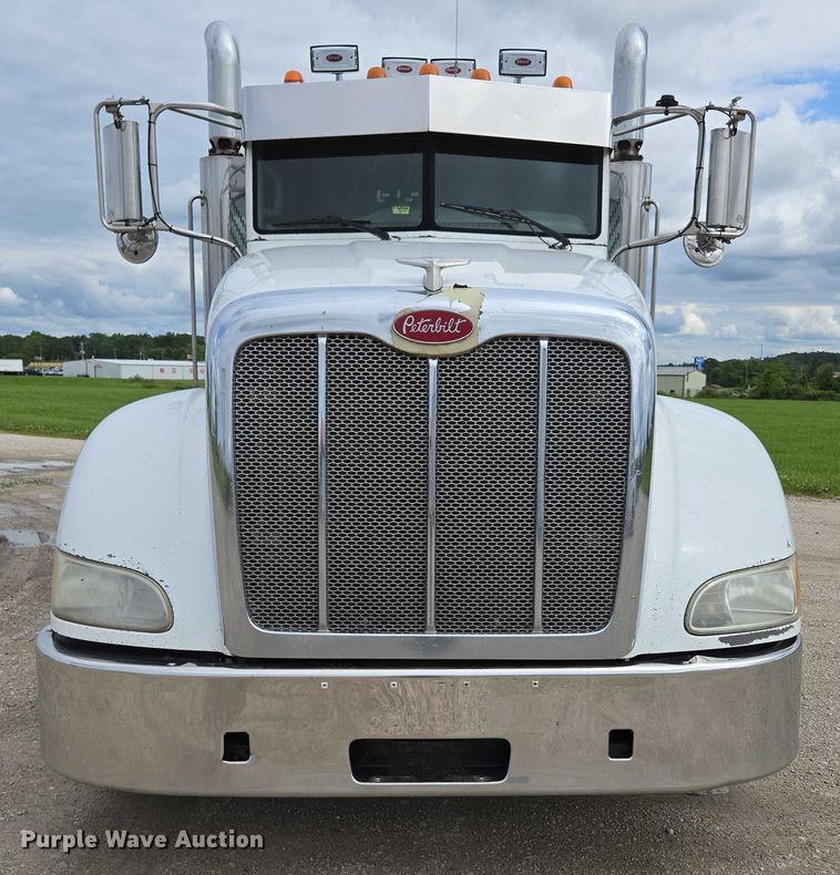 image for item ED2027 2009 Peterbilt 386 semi truck