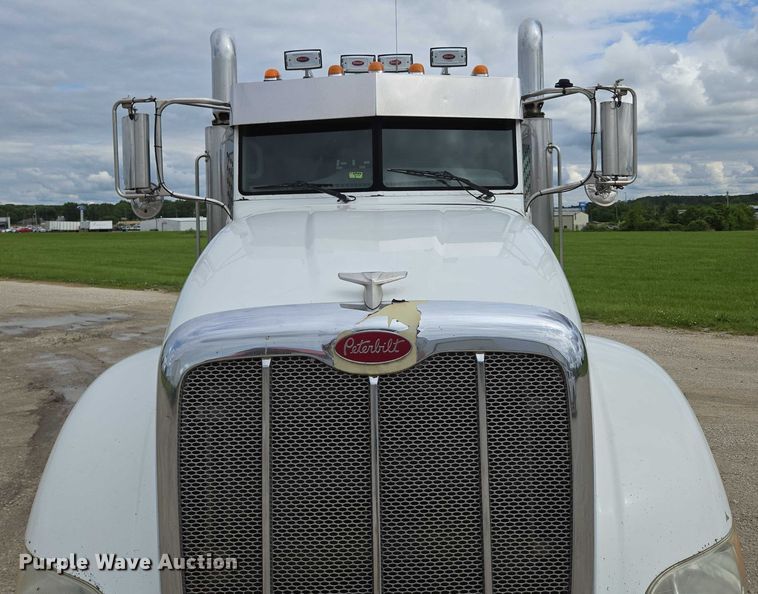 image for item ED2027 2009 Peterbilt 386 semi truck